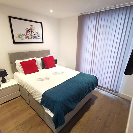 City Prime Apartments Λονδίνο Εξωτερικό φωτογραφία A bedroom in a serviced apartment in London