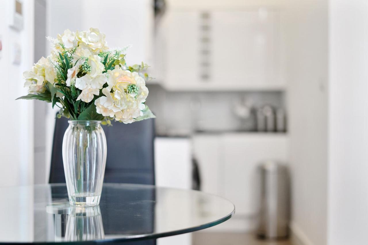 City Prime Apartments Λονδίνο Εξωτερικό φωτογραφία A vase of flowers