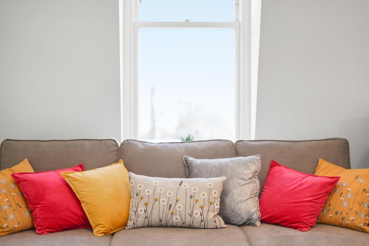 City Prime Apartments Λονδίνο Εξωτερικό φωτογραφία Cushions on a sofa
